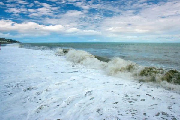 Kum Çakıl Plajı Deniz Fırtınalı Dalgalar — Stok fotoğraf