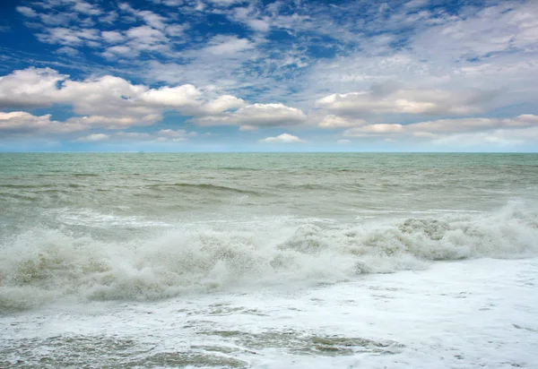 砂浜の小石のビーチ 海の嵐の波 — ストック写真