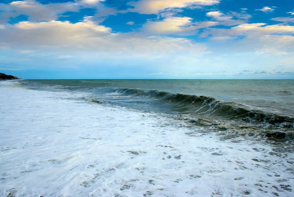 Spiaggia Ghiaia Sabbiosa Onde Tempestose Del Mare — Foto Stock