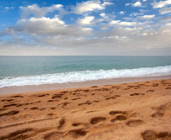 Pięknym Śródziemnomorskim Piaszczystej Plaży Letnie Niebo — Zdjęcie stockowe