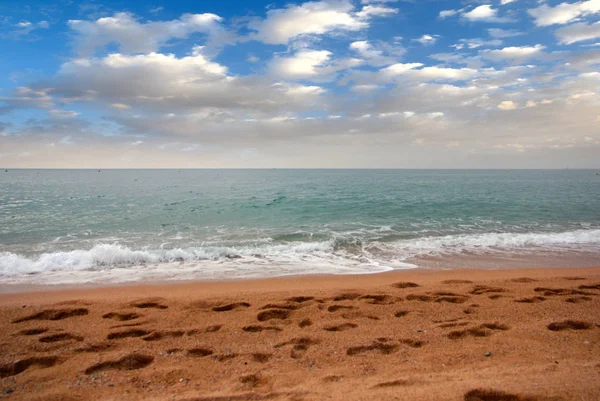 Güzel Kumlu Mediterranean Beach Yaz Gökyüzü — Stok fotoğraf