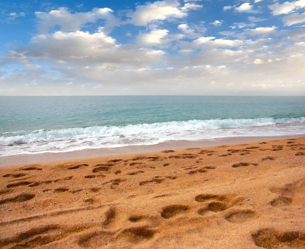 Güzel Kumlu Mediterranean Beach Yaz Gökyüzü — Stok fotoğraf