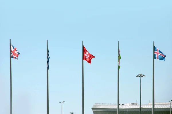 Národní Stát Vlajky Stožárech Pozadí Letní Oblohy — Stock fotografie