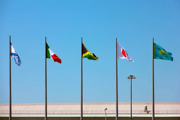 Nationalflaggen Auf Fahnenmasten Vor Dem Hintergrund Des Sommerhimmels — Stockfoto