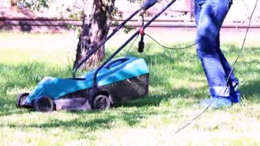 yemyeşil bir bahçe çim yeşil çim ile bir elektrik biçme kesme