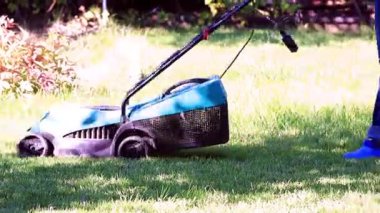 yemyeşil bir bahçe çim yeşil çim ile bir elektrik biçme kesme