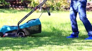 yemyeşil bir bahçe çim yeşil çim ile bir elektrik biçme kesme