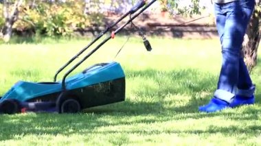 yemyeşil bir bahçe çim yeşil çim ile bir elektrik biçme kesme