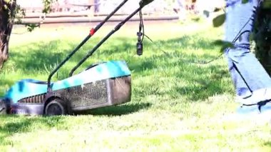 yemyeşil bir bahçe çim yeşil çim ile bir elektrik biçme kesme