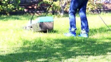 yemyeşil bir bahçe çim yeşil çim ile bir elektrik biçme kesme