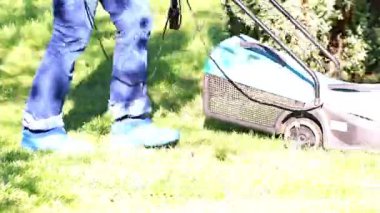 yemyeşil bir bahçe çim yeşil çim ile bir elektrik biçme kesme