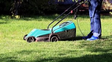 yemyeşil bir bahçe çim yeşil çim ile bir elektrik biçme kesme