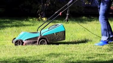 yemyeşil bir bahçe çim yeşil çim ile bir elektrik biçme kesme