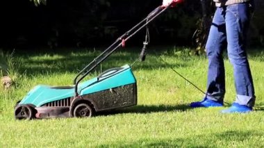 yemyeşil bir bahçe çim yeşil çim ile bir elektrik biçme kesme