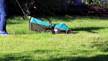 yemyeşil bir bahçe çim yeşil çim ile bir elektrik biçme kesme