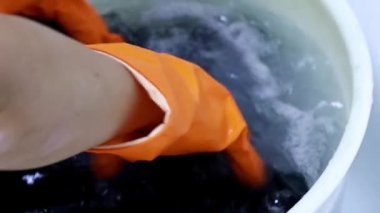 bir plastik leğen içinde çamaşır el