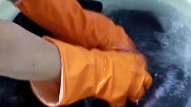 bir plastik leğen içinde çamaşır el