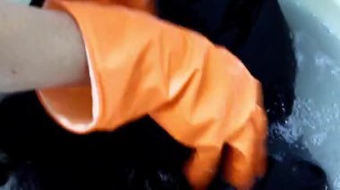 bir plastik leğen içinde çamaşır el