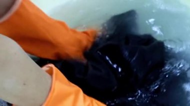 bir plastik leğen içinde çamaşır el