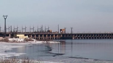 Yapılar ve Binalar bir Hidroelektrik Santrali Volga Nehri, Rusya, kış sezonu
