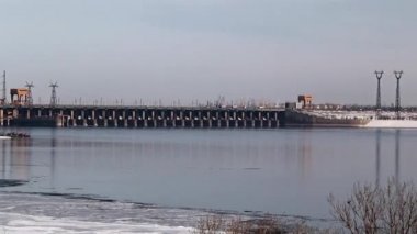 Yapılar ve Binalar bir Hidroelektrik Santrali Volga Nehri, Rusya, kış sezonu