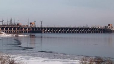 Yapılar ve Binalar bir Hidroelektrik Santrali Volga Nehri, Rusya, kış sezonu