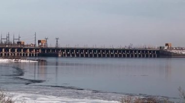 Yapılar ve Binalar bir Hidroelektrik Santrali Volga Nehri, Rusya, kış sezonu