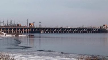 Yapılar ve Binalar bir Hidroelektrik Santrali Volga Nehri, Rusya, kış sezonu