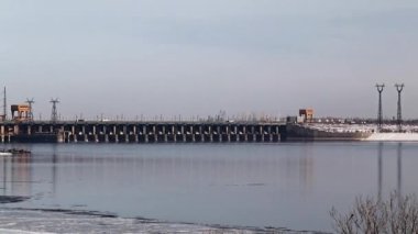 Yapılar ve Binalar bir Hidroelektrik Santrali Volga Nehri, Rusya, kış sezonu