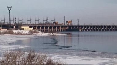 Yapılar ve Binalar bir Hidroelektrik Santrali Volga Nehri, Rusya, kış sezonu