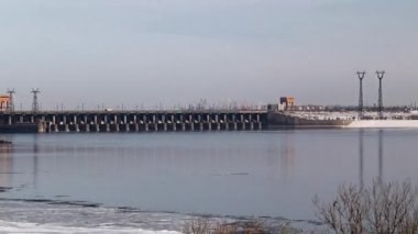 Yapılar ve Binalar bir Hidroelektrik Santrali Volga Nehri, Rusya, kış sezonu