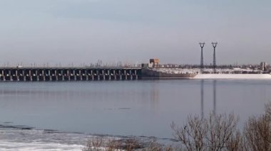 Yapılar ve Binalar bir Hidroelektrik Santrali Volga Nehri, Rusya, kış sezonu