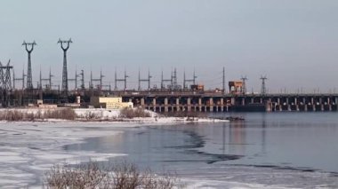 Yapılar ve Binalar bir Hidroelektrik Santrali Volga Nehri, Rusya, kış sezonu