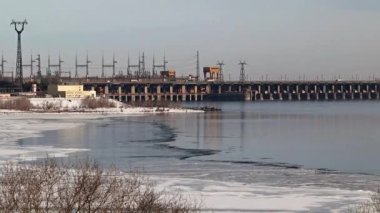 Yapılar ve Binalar bir Hidroelektrik Santrali Volga Nehri, Rusya, kış sezonu