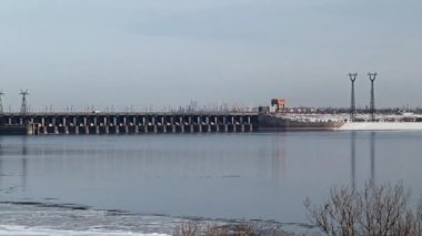 Yapılar ve Binalar bir Hidroelektrik Santrali Volga Nehri, Rusya, kış sezonu