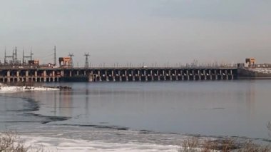 Yapılar ve Binalar bir Hidroelektrik Santrali Volga Nehri, Rusya, kış sezonu
