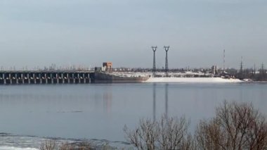 Yapılar ve Binalar bir Hidroelektrik Santrali Volga Nehri, Rusya, kış sezonu