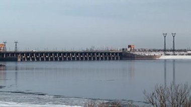 Yapılar ve Binalar bir Hidroelektrik Santrali Volga Nehri, Rusya, kış sezonu