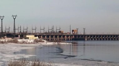 Yapılar ve Binalar bir Hidroelektrik Santrali Volga Nehri, Rusya, kış sezonu