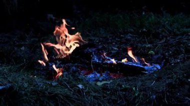 köz ve orman yangını alevler yanan