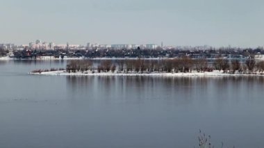 Kışın nehir kıyısında Şehir binaları