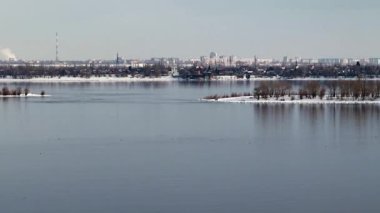 Kışın nehir kıyısında Şehir binaları