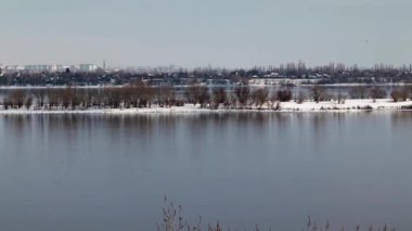 Kışın nehir kıyısında Şehir binaları