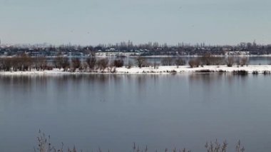 Kışın nehir kıyısında Şehir binaları