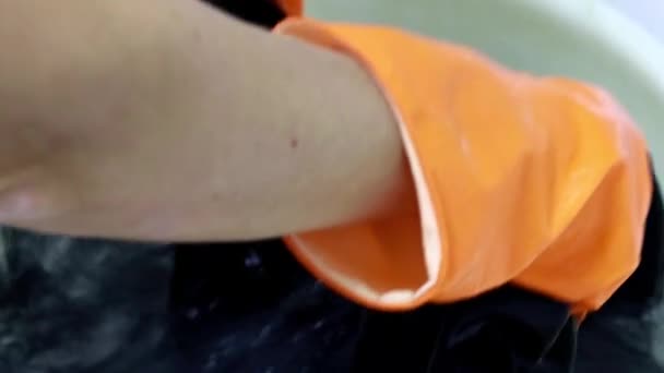 Χέρι Πλένετε Ρούχα Μια Πλαστική Λεκάνη — Αρχείο Βίντεο