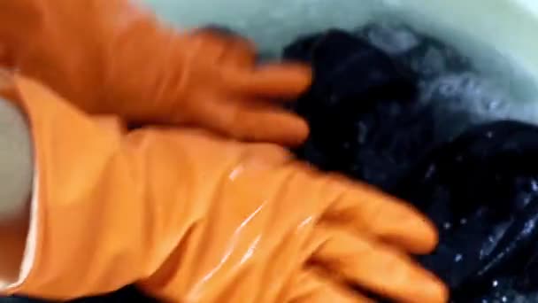 Bir Plastik Leğen Içinde Çamaşır — Stok video