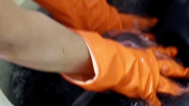 Hand Tvätta Kläder Plastbalja — Stockvideo