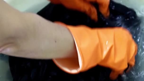 Ruční Praní Oblečení Plastové Umyvadlo — Stock video