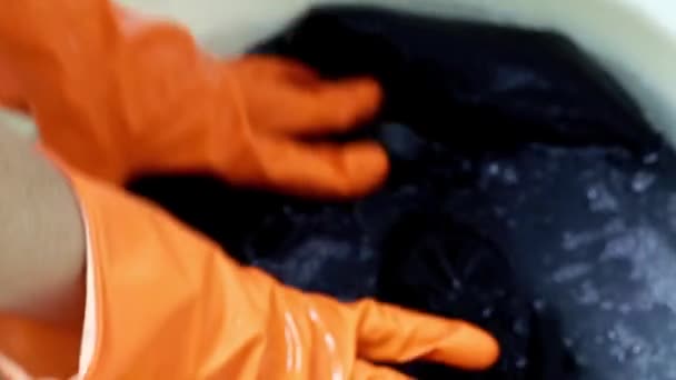 Lavage Des Vêtements Main Dans Bassin Plastique — Video