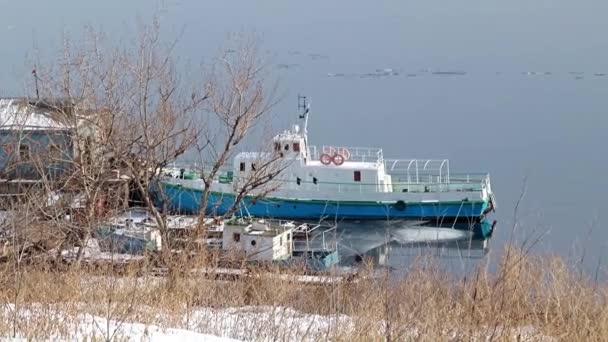 Riva Innevata Fiume Invernale Una Piccola Nave — Video Stock